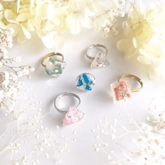 色とりどりの海洋マイクロプラスチックを使ったハンドメイドの指輪