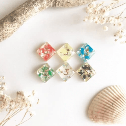 6色の海洋マイクロプラスチックを使った四角いピンバッジ